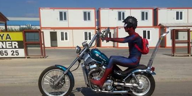 Motosikletli 'Örümcek Adam' gülümsetti
