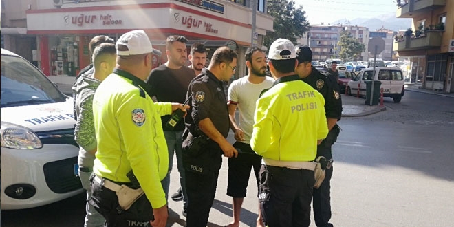 Trafik polislerinin fotoğrafını çekti asayiş ekipleri gözaltına aldı