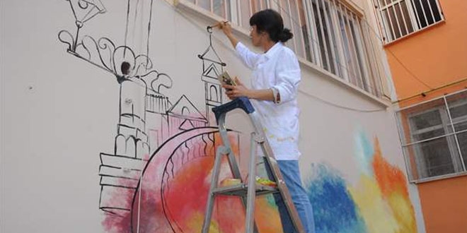 Resim ��retmenleri f�r�alar�yla okullar� renklendiriyor