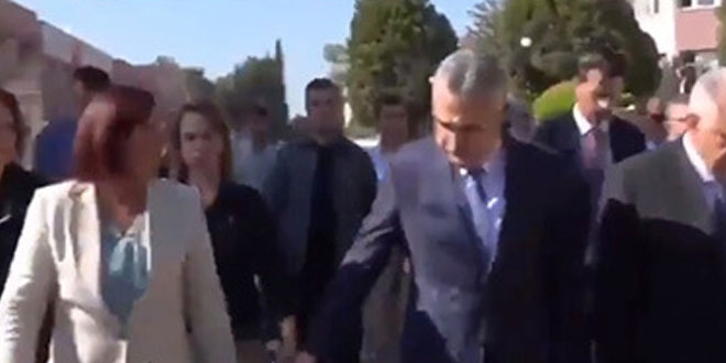 Ön sıraya geçmek için Özlem Çerçioğlu'na omuz atan siyasi