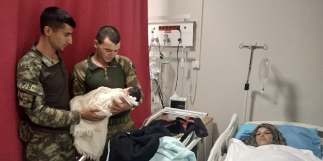 Askerin hastaneye yetiştirdiği Suriyeli Pınar bebek dünyaya gözlerini açtı