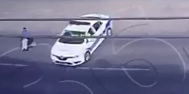 Polis aracı, yolun karşısına geçmeye çalışan engelliye siper oldu