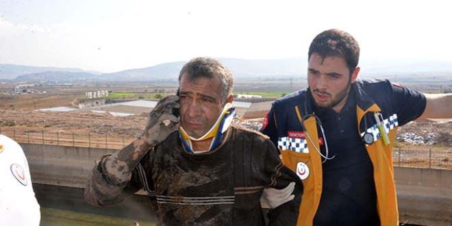 Ambulansa binmedi, arac�na �arpan s�r�c�y� arad�