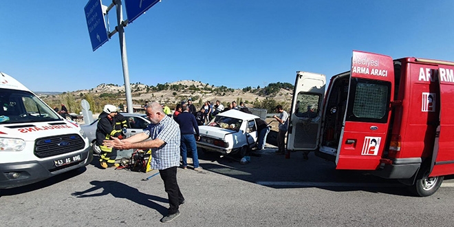 K�tahya'da iki otomobil �arp��t�: 9 yaral�