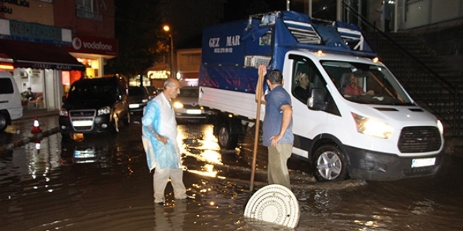 Trabzon'da şiddetli sağanak, ev ve iş yerlerini su bastı