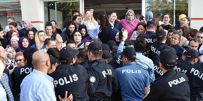 Çalışanlar icra memurlarını içeri sokmadı, arbede çıktı