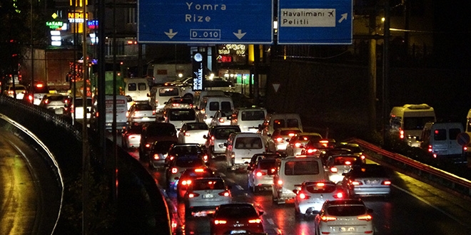 Karadeniz Sahil Yolu'nda uzun kuyruklar oluştu