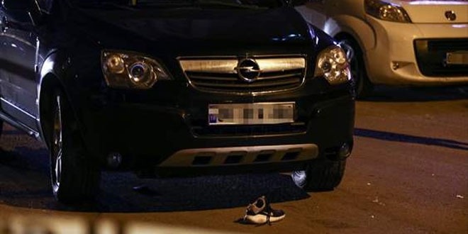 Kardeşini otomobilinin altında 500 metre sürükledi