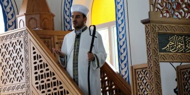 944 yıldır imam hutbeye kılıçla çıkıyor