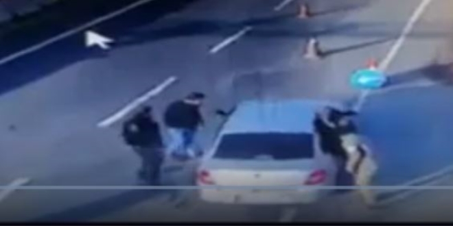 İki polis, araçta kaçak sigara ile yakalandı