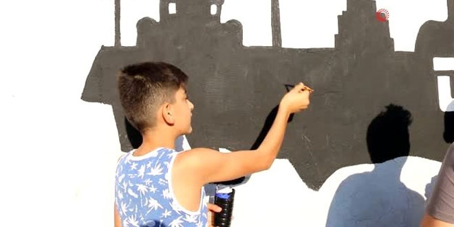 Öğrenciler okudukları okulu boyadı