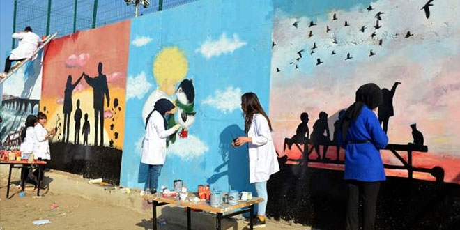 �ocuklar i�in 63 metre uzunlu�undaki duvar� renklendirdiler