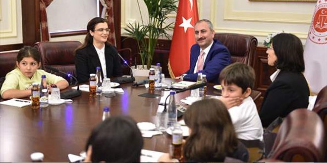 Bakan G�l, u�akta kar��la�t��� ��rencileri makam�nda a��rlad�