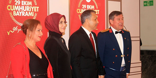 �stanbul Valisi Yerlikaya'dan Cumhuriyet resepsiyonu