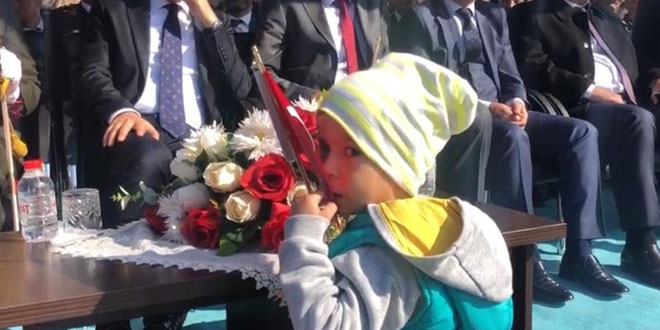 2 ya��ndaki �ocu�un bayrak sevgisi