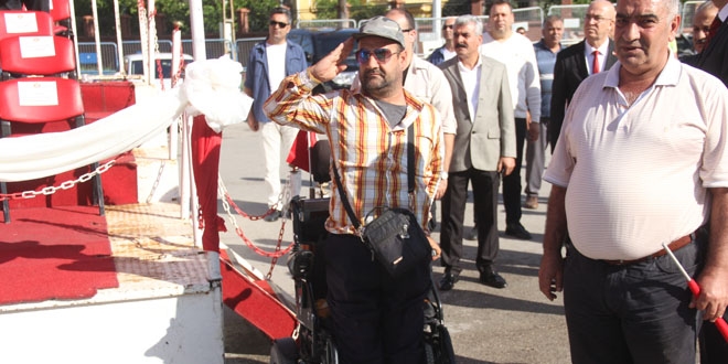 Tekerlekli sandalyeli gaziden �stiklal Mar��na duyguland�ran sayg�