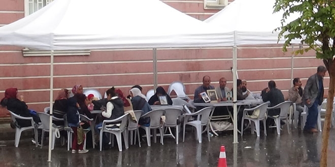 HDP önünde evlat nöbeti tutan aileler için kışlık çadır kuruldu