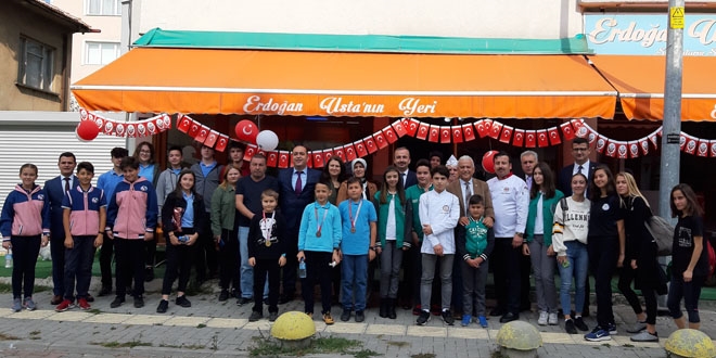 Stajda kazandığı 6 bin lirayla öğrencilere yemek ısmarladı