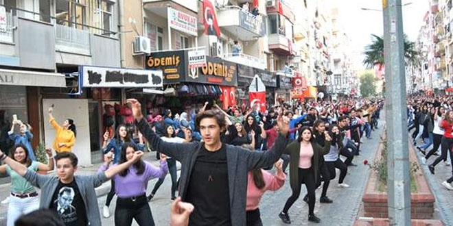 2 bin kii Cumhuriyet Bayram'n zeybek oynayarak kutlad