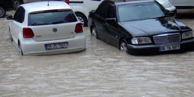 O ilde sağanak yağış etkili oldu, yollar göle döndü