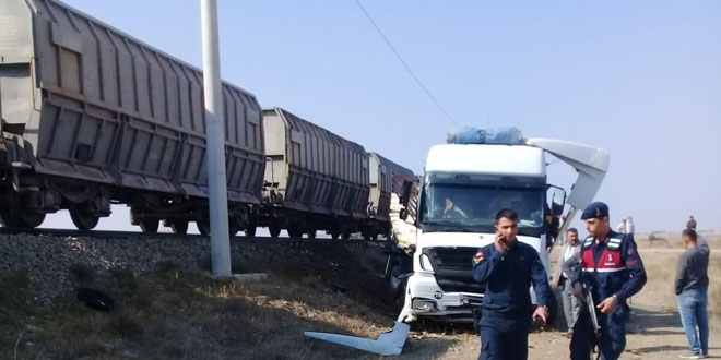Tren hemzemin geçitte tıra çarptı: 1 ölü