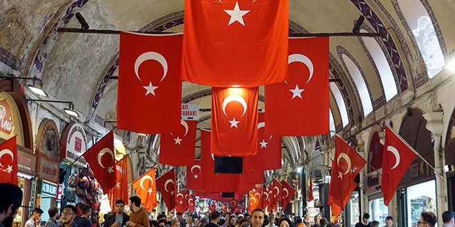 Kapalıçarşı kırmızı-beyaza büründü