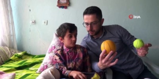 Kaza geçirdiği için okula gidemeyen öğrencisine evde ders veriyor