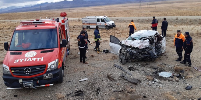 Otomobille minibüs kafa kafaya çırpıştı: 3 ölü, 4 yaralı