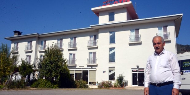 Minib�s �of�rl��� b�rak�p il�enin ilk otelini yapt�