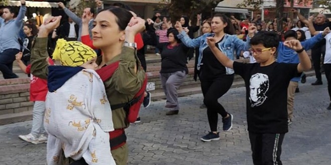 Kuca��nda bebe�iyle zeybek oynad�