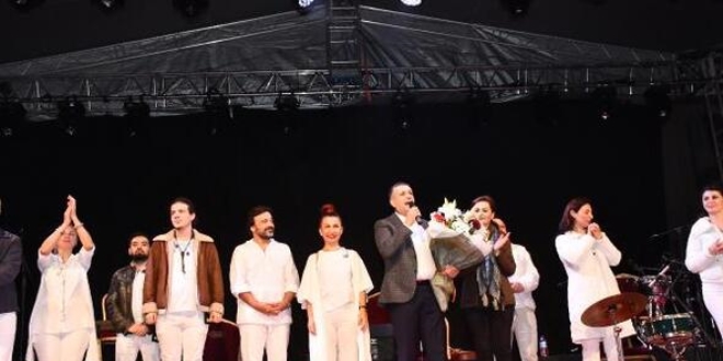 Belediye Başkanı, zabıta personeliyle halay çekti