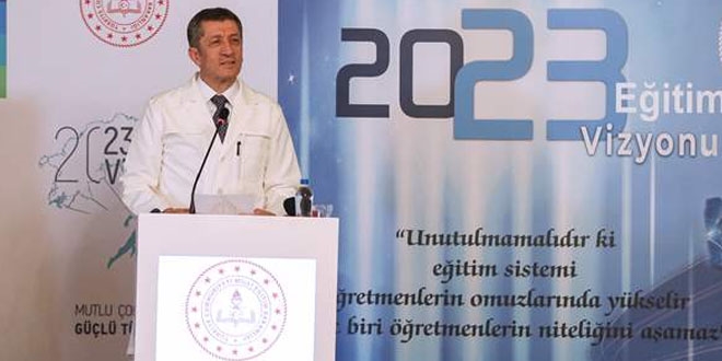 Bakan Ziya Selçuk pilot öğretmen önlüğünü tanıttı