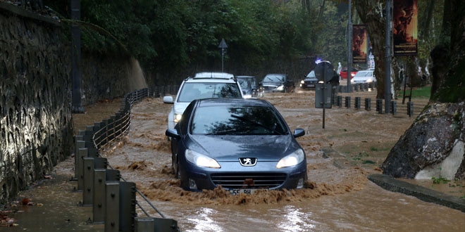 Meteoroloji uyarmıştı... Beklenen yağmur başladı, yollar göle döndü