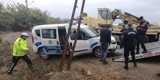 Şüphelileri takip eden polisler kaza yaptı: 2 yaralı