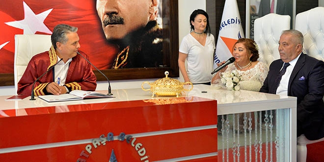 Belediye Başkanı, kadın muhtarın nikahını kıydı