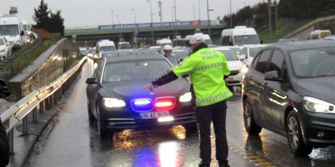 Çakar dönemi bitti, Rektörün kırmızı plakalı aracı durduruldu