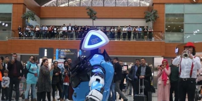 Havalimanı personelininin yerini alacak robot göreve başladı