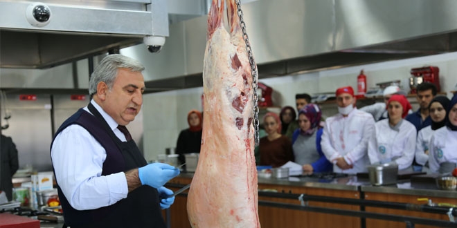 Başkan eline satır alıp ders anlattı