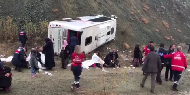 Belediyeye ait servis aracı devrildi: 30 yaralı