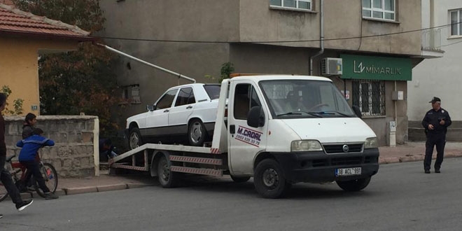Haciz için gelenlere silahla direndi