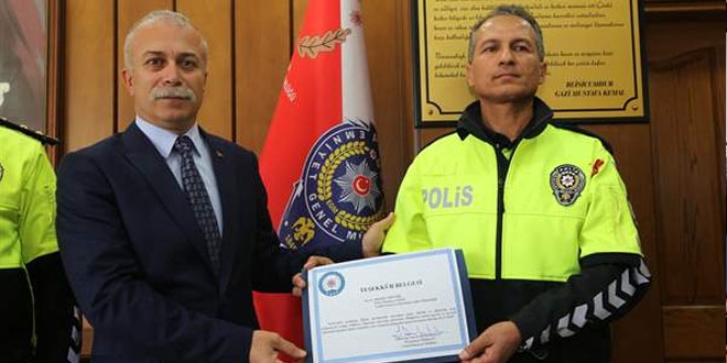 Arabanın kaputunda sürüklenen polise ödül