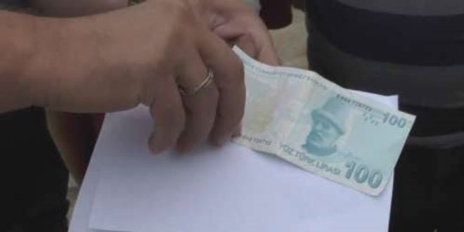 ATM'de bulduğu para dolu cüzdanı sahibine teslim etti