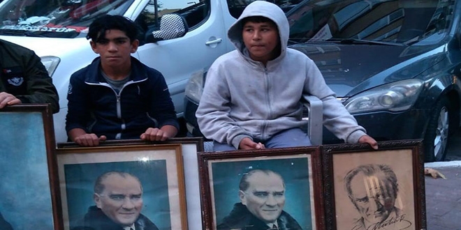 Çöpe atılan Atatürk fotoğraflarına çocuklar sahip çıktı