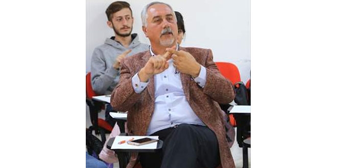 Çetin öğretmen istedi, sınıfın tamamı işaret dili öğrenmeye başladı