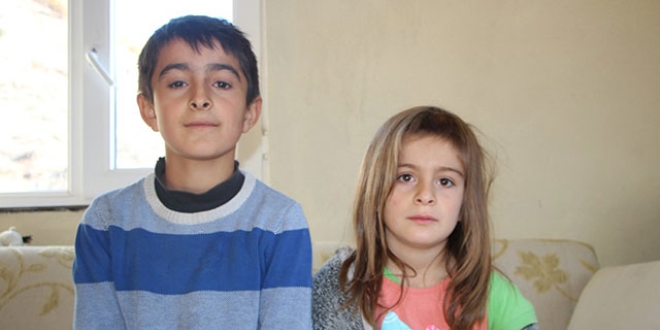 Babalarının sırtından okula giden kardeşler köprü istiyor