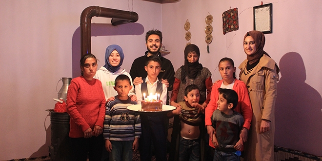 Doğum gününü ilk kez öğretmenleriyle kutladı