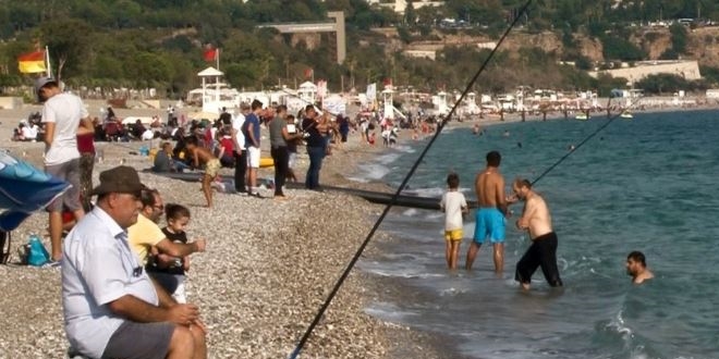 Tm yllarn rekorunu kran Antalya'da yaz bitmiyor