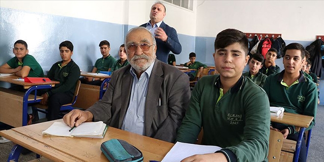 Aradan 70 yıl geçse de okulundan kopamadı
