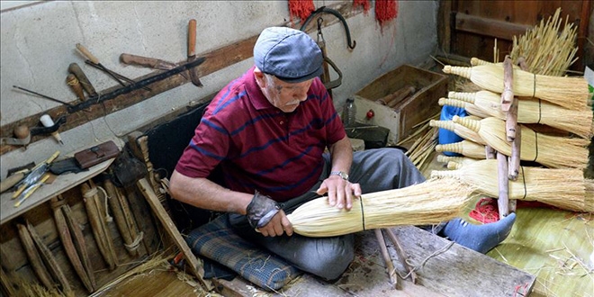 Kemal usta ekmeğini süpürgeden çıkarıyor