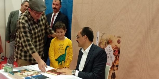 İbrahim Kalın, TÜYAP'ta kitaplarını imzaladı